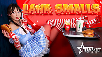 Lana Smalls'Un Burger Joint'Teki Buharlı Işçi Günü Karşılaşması.