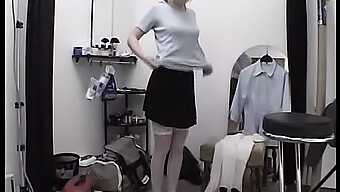 유럽의 Milf 다나가 란제리를 입고 유혹하고 거칠게 섹스합니다